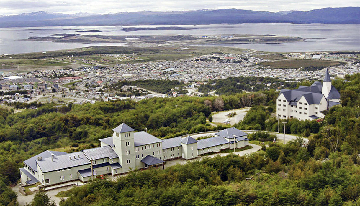 The hotel has a privileged location overlooking the Beagle Channel