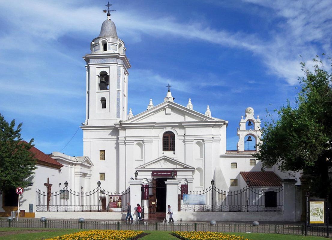 Iglesia del Pilar, next to Recoleta cemetery