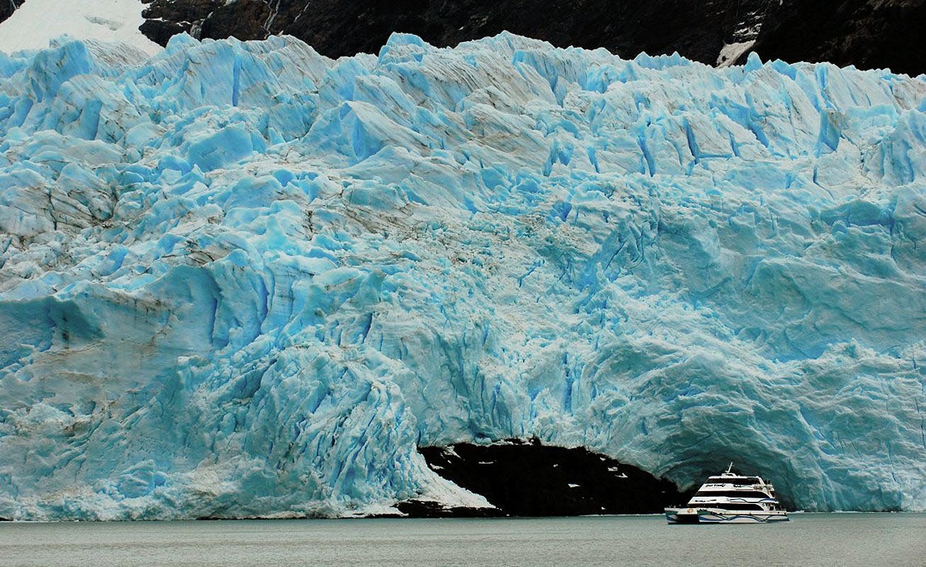 Navigating among the largest Patagonian Glaciers