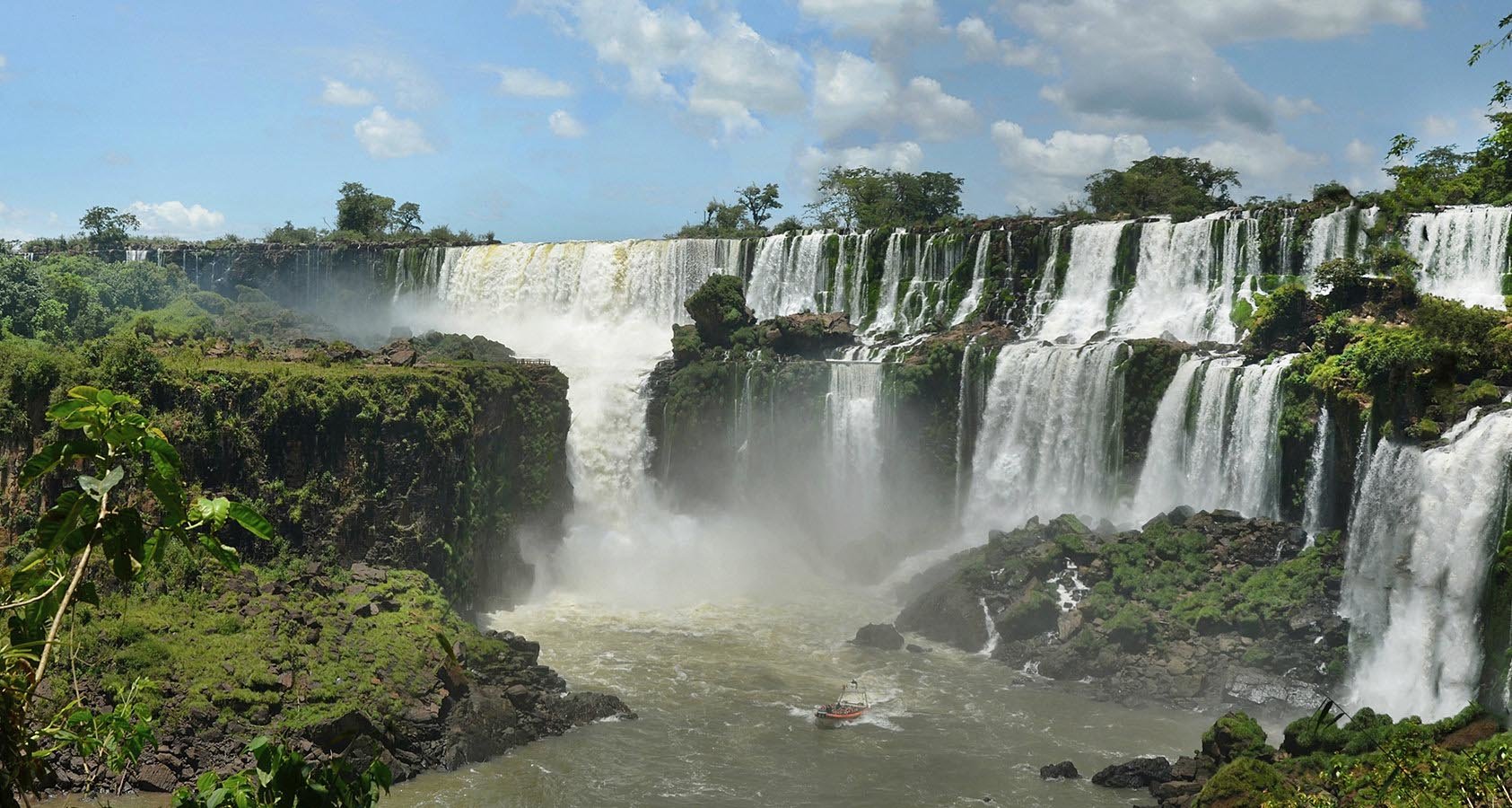 The lower circuit’s footbridges boast the closest views possible of the magnificent falls