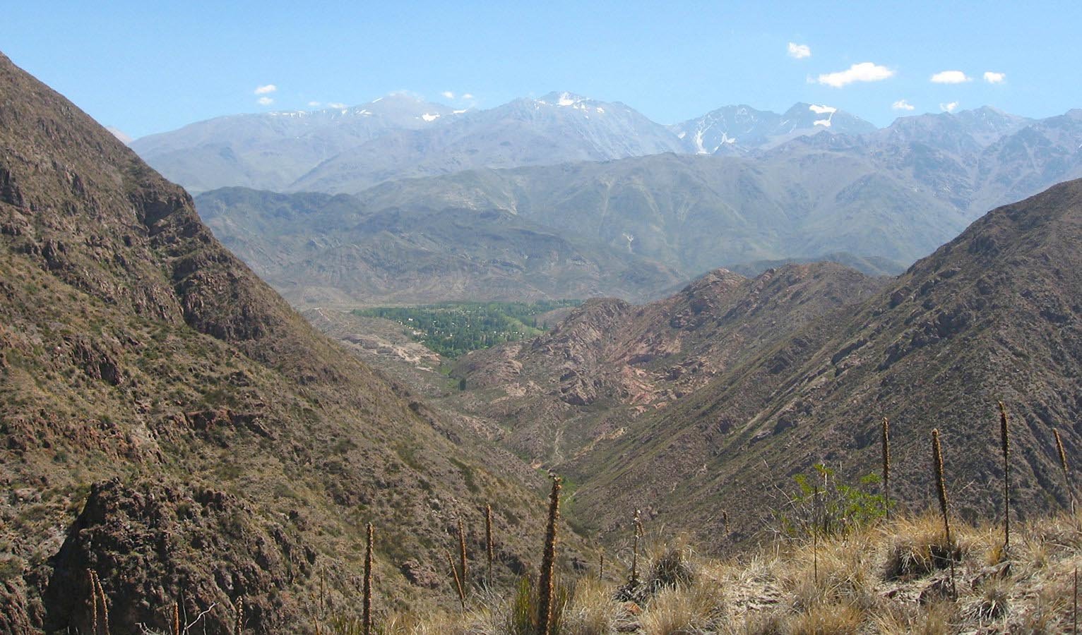 Trek through the grand canyon-filled landscapes of Cabras Mount