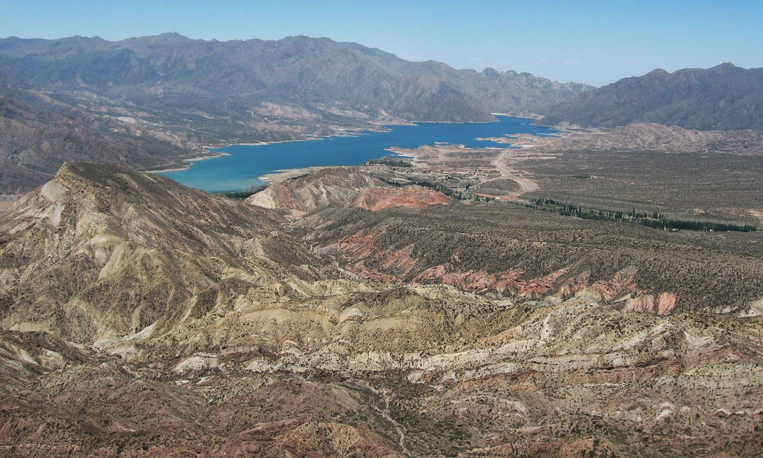From the summit of Cerro Cabras you’ll enjoy stunning nature views, such as the mighty Mendoza River